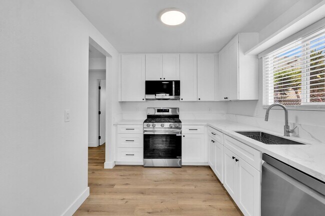 Building Photo - 428 W Los Angeles Dr