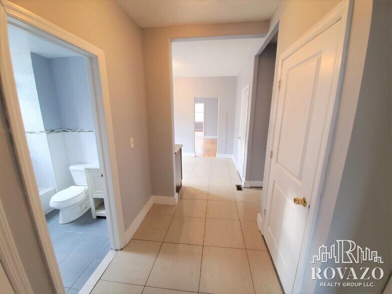 Building Photo - 356 Wainwright St