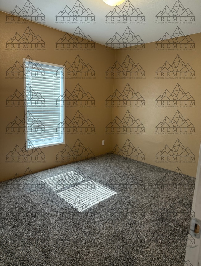 Building Photo - 4 Bed 2 Bath home in Dufur, Oregon!