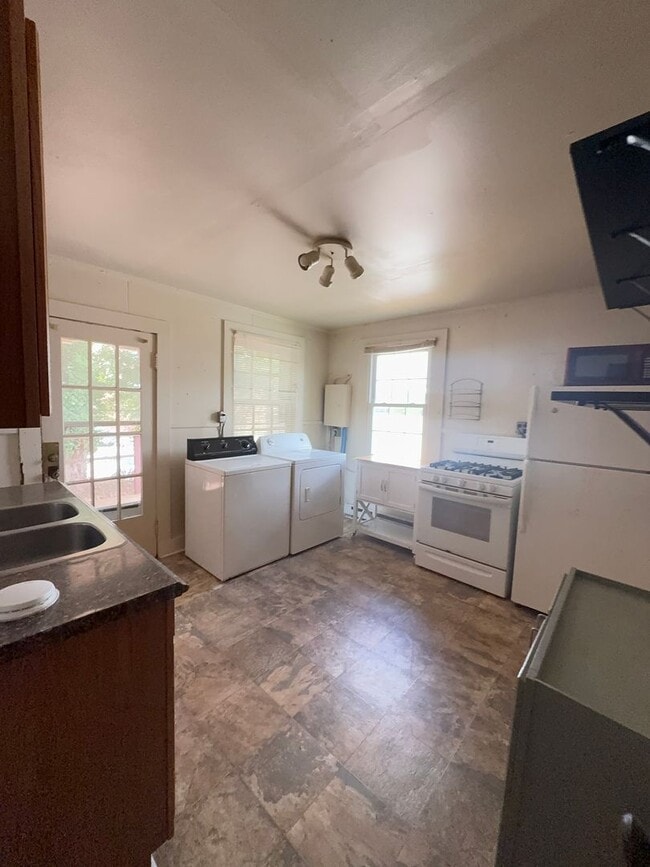 Building Photo - Downstairs Duplex 1 Bedroom, 1 Bath – Avai...