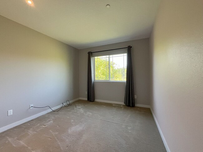 Building Photo - Modern 4-Bedroom End Unit with Community A...