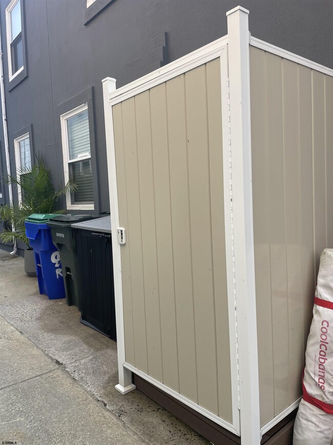 Building Photo - 9704 Ventnor Ave