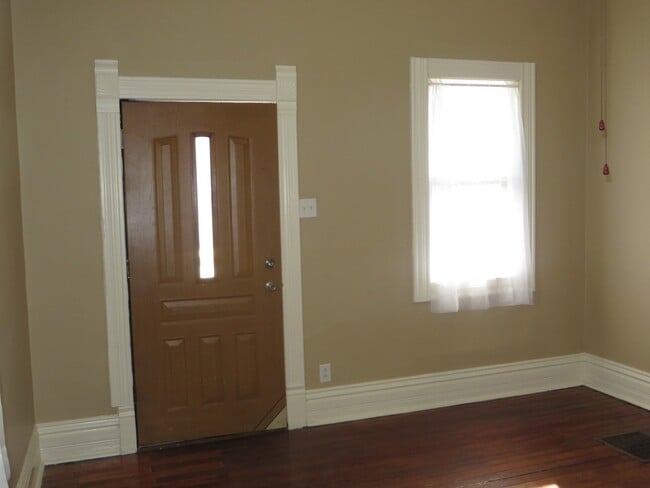 Building Photo - February - One Bedroom Cottage House in the Heart of Downtown (West Central, Downtown)