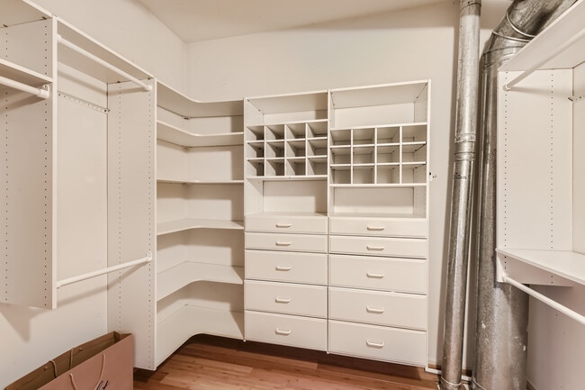 Building Photo - 2333 W Saint Paul Ave