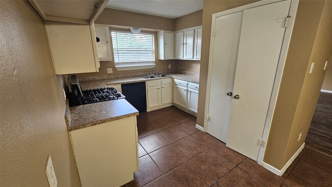 Building Photo - 4250 Southchase Ln