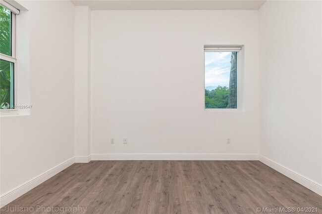 Building Photo - 15051 Royal Oaks Ln