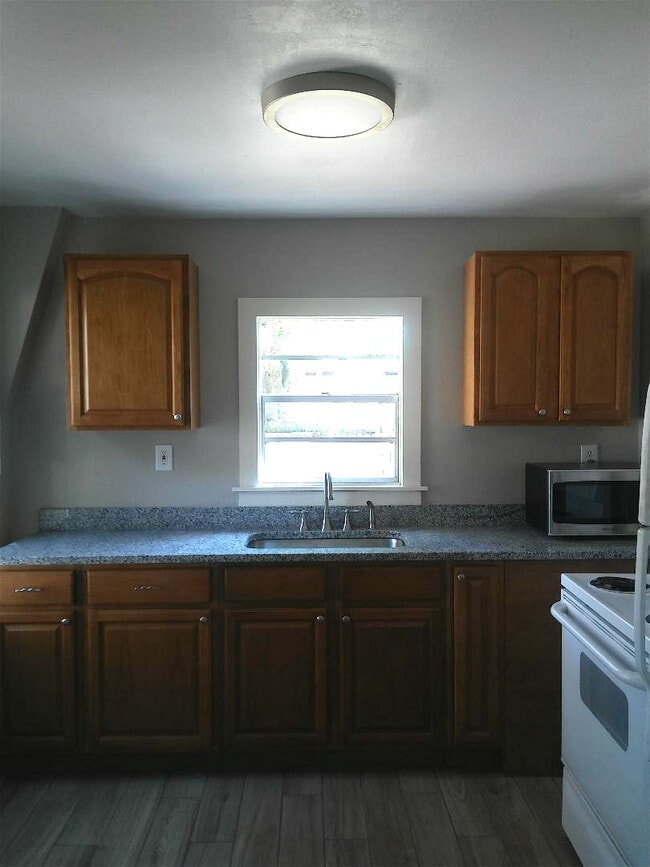 Building Photo - 703 E Hanlon St