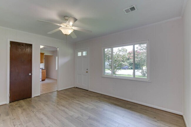 Building Photo - Renovated Virginia Beach Home with Large Yard and Prime Location