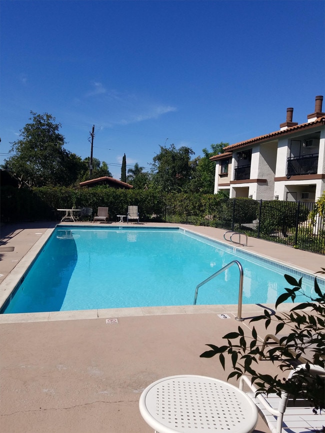 Building Photo - 1013 S Sunshine Ave