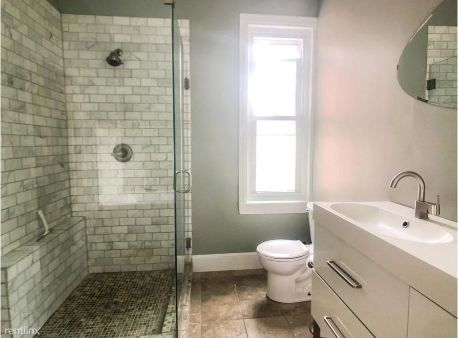 Bathroom - 2911 Poplar St