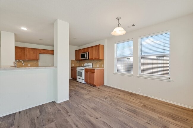 Building Photo - 827 Honeysuckle Vine Dr