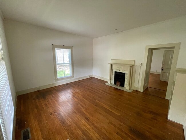 Building Photo - 1 Bedroom, 1 Bathroom Unit in Greensboro!
