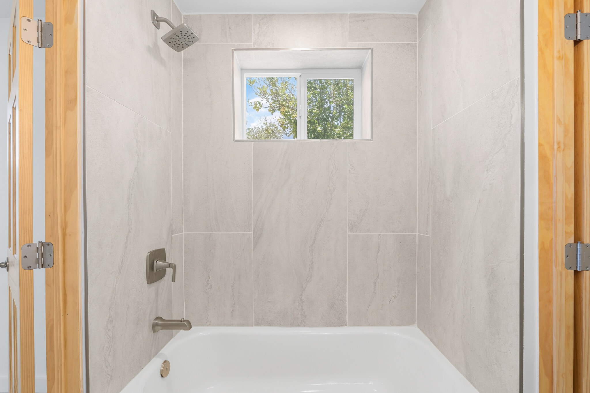 Shower and Bath Tub - 1707 Espinacitas St