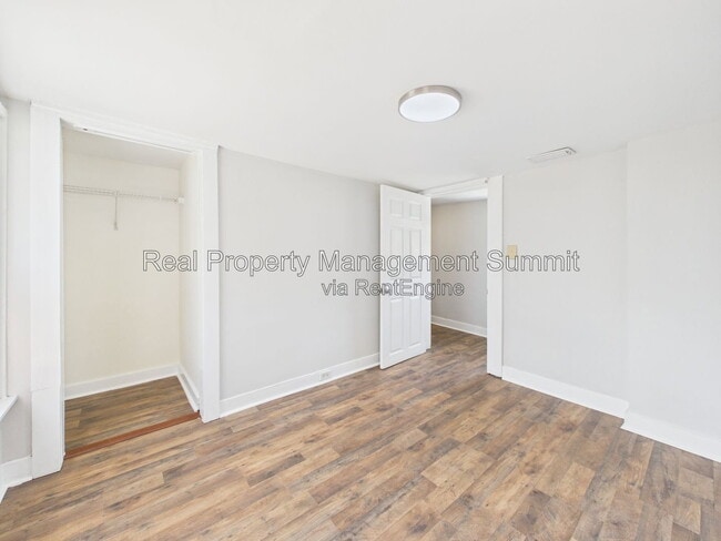 Building Photo - 932 W Beverley St