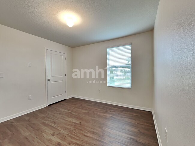 Building Photo - 10416 Flathead Dr