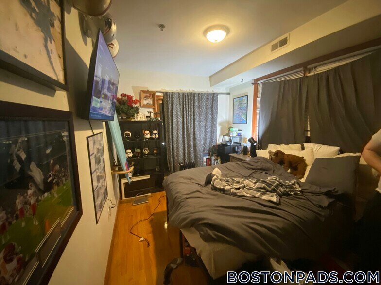 Building Photo - 102 Allston St