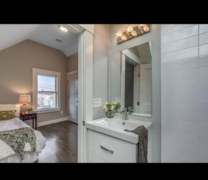 Building Photo - 18 Rush St