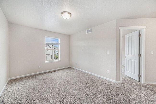 Building Photo - Stunning Solterra Townhome with Spacious B...