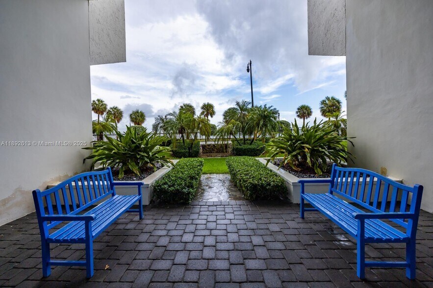 Building Photo - 1440 Brickell Bay Dr