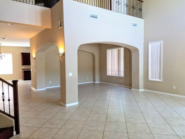 Building Photo - HUGE 5 bedroom, 3 bathroom in Glendale