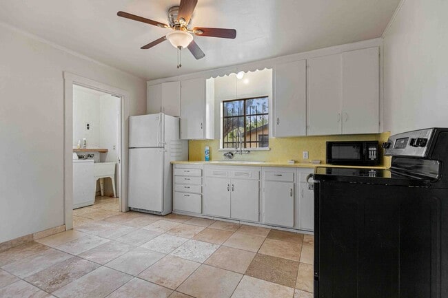 Building Photo - 2 bedroom / 1 bathroom available for rent ...