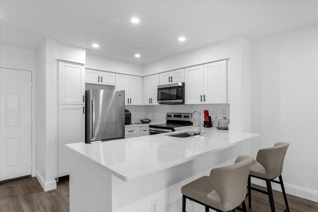 Building Photo - 14036 Fairway Island Dr