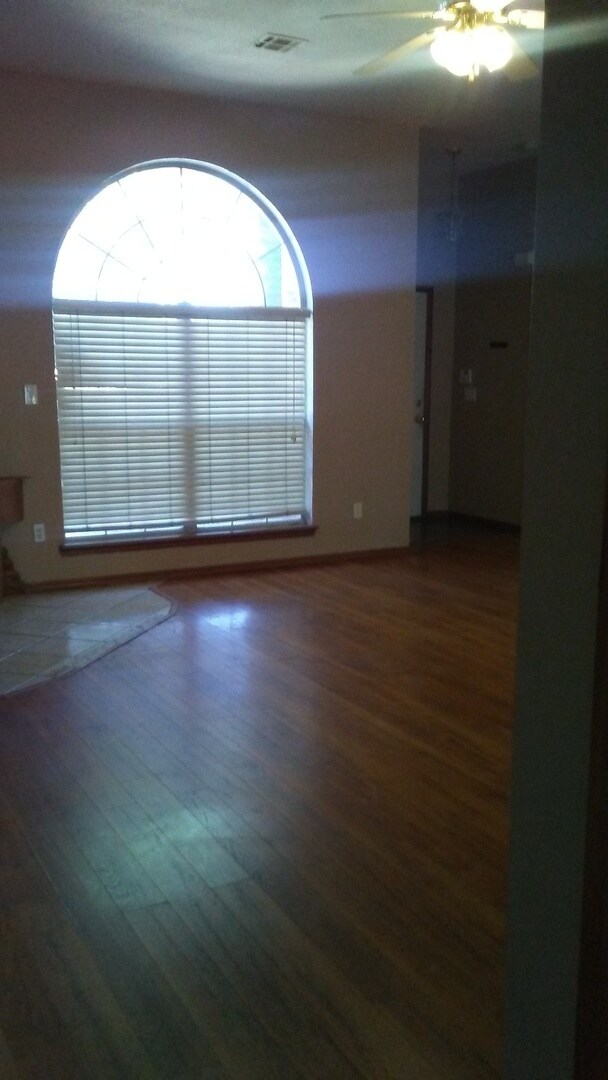 Building Photo - 4 bed 1.5 miles from OU Campus available f...
