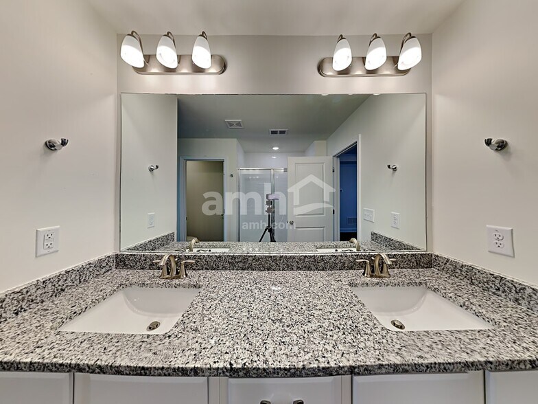 Building Photo - 8105 Brookbend Dr