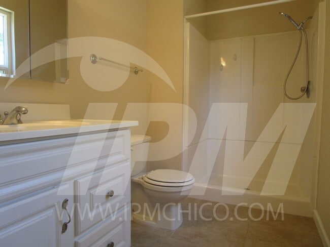 Building Photo - 2-Bed, 2-Bath Cottage PENDING