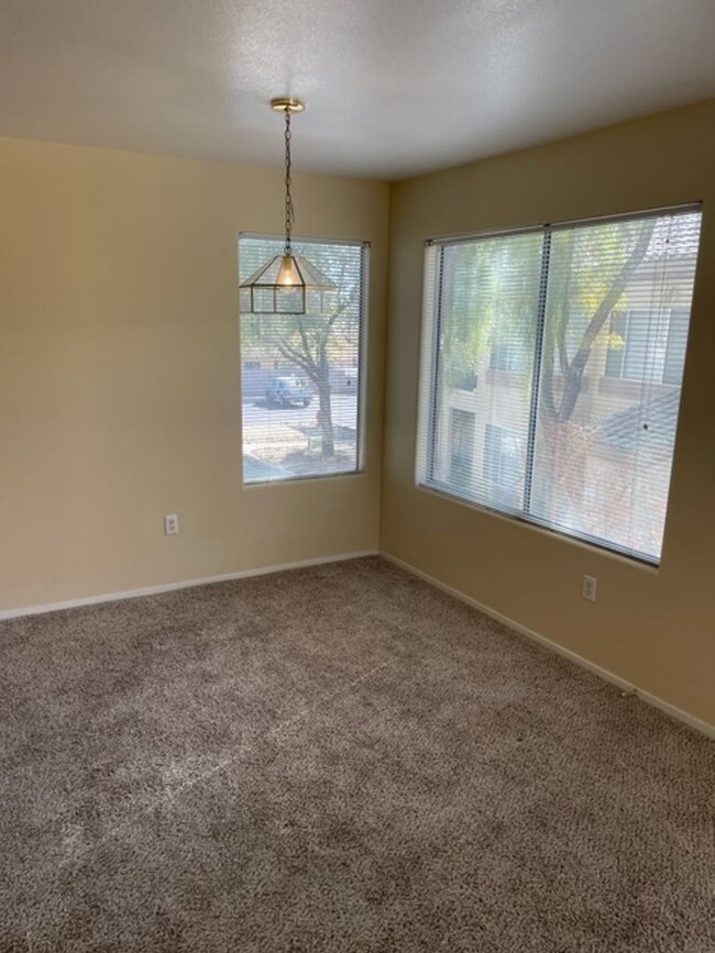 Building Photo - 3 BEDROOMS 2 BATHS UPSTAIRS LEVEL UNIT