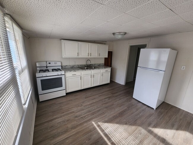 Building Photo - 1122 Larchmont Ave