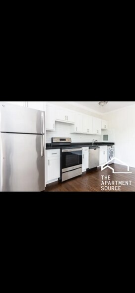 Building Photo - 3346 N Marshfield Ave