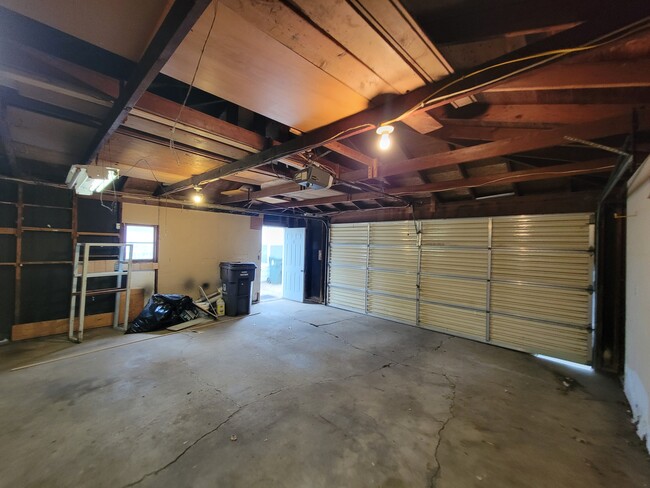 Building Photo - 2316 Royal Dr