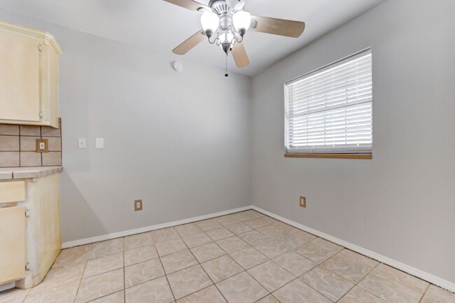 Building Photo - ** Move-In Special - $500 Off ** Charming ...