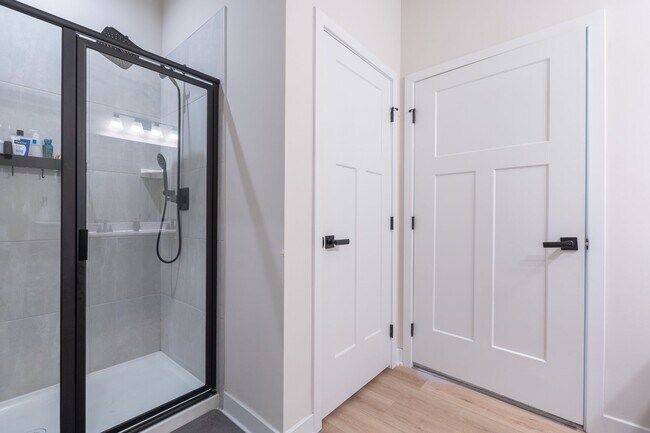 Building Photo - MOVE IN READY 3 Bedroom in Desirable Grass...