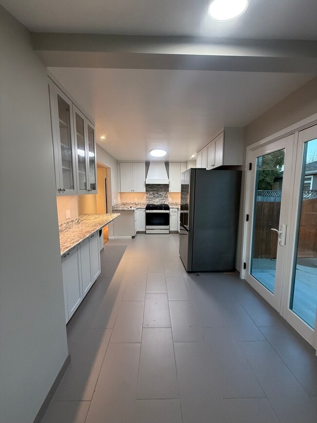 Building Photo - 330 Cuardo Ave