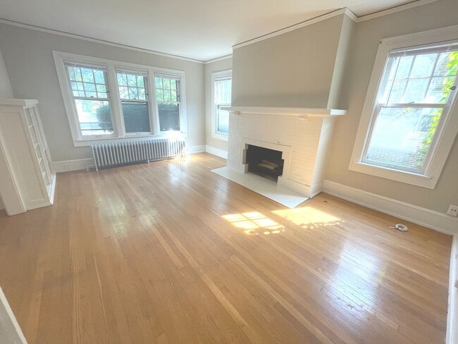 Primary Photo - 2541 N Lake Dr