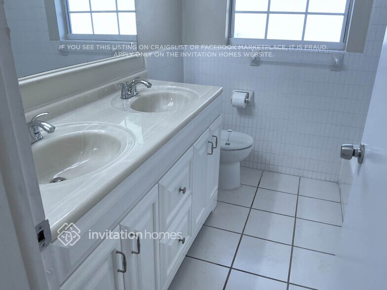 Building Photo - 1007 Macrae Ave