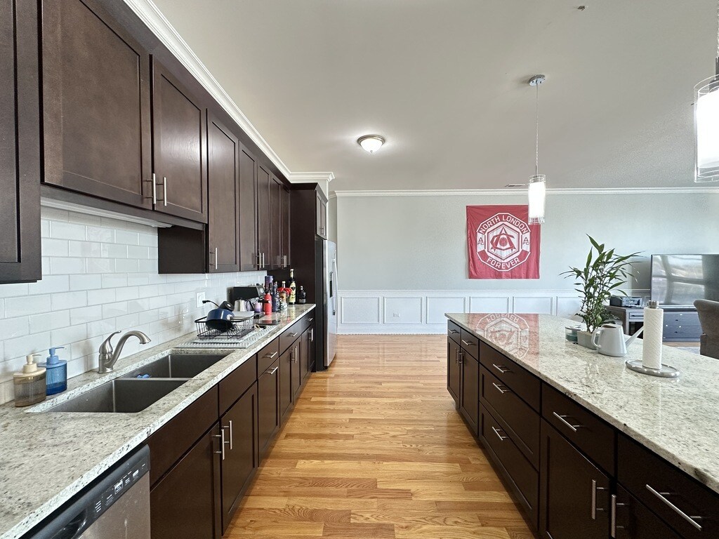 Building Photo - 538 N Western Ave