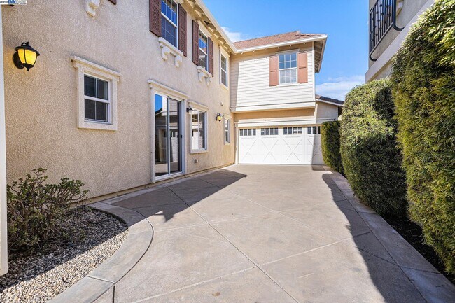 Building Photo - 463 W Felicidad Ave