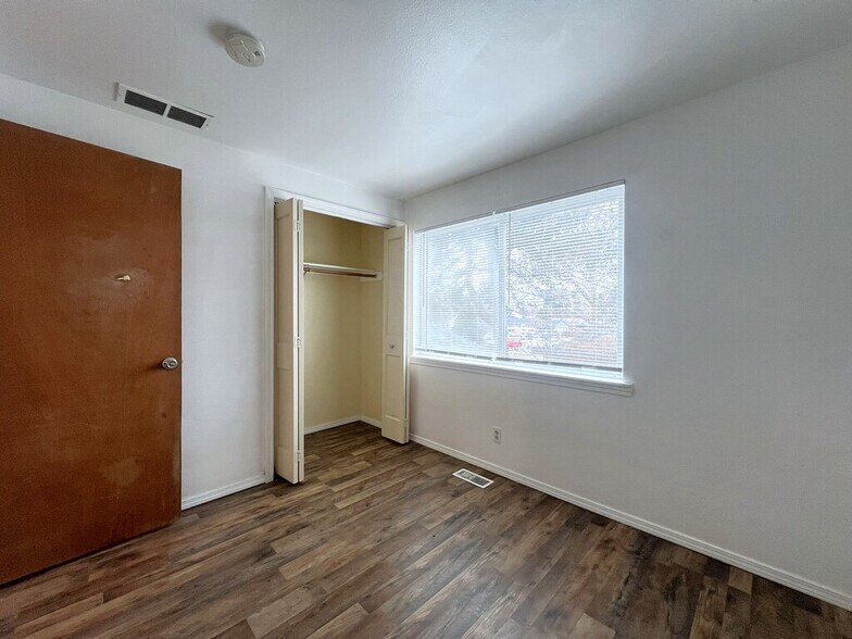 Building Photo - 10610 W Hinsdale St