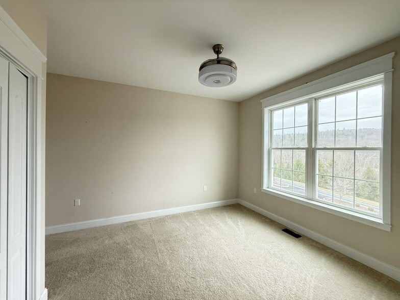 Building Photo - 584 Westlake Dr