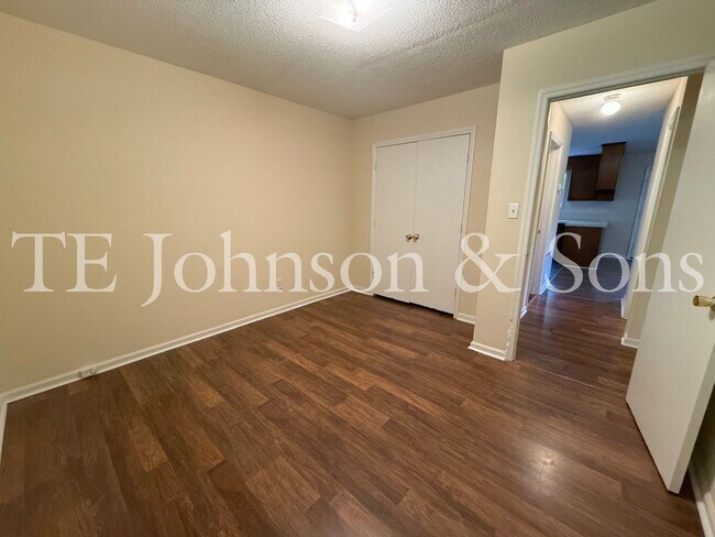 Building Photo - 1506 Oakshire-Water Included