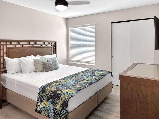 Building Photo - Fully Furnished Two Bedroom / Two Bath Wai...