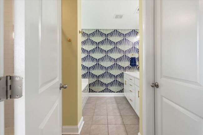 Building Photo - Show stopping 5 bed/3 bath rental in the h...