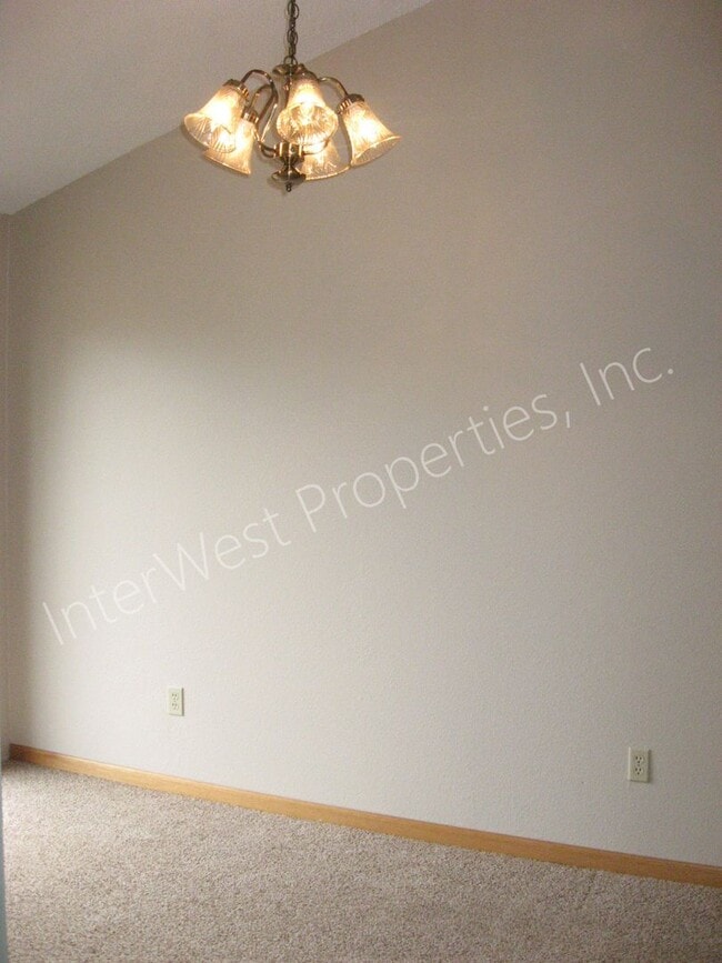 Building Photo - 3 Bed 2 Bath Beaverton Home with big backyard, storage shed, A/C and fireplace!!