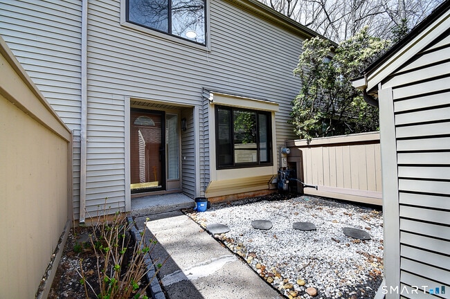 Building Photo - 32 Farmington Chase Crescent