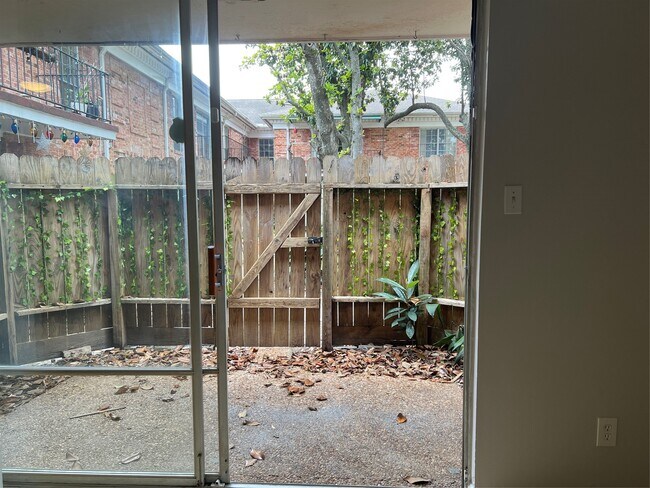 Building Photo - 2824 Briarhurst Dr