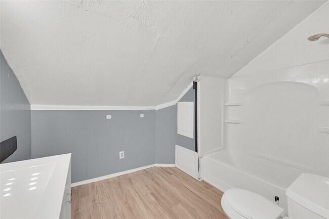 Building Photo - 310 N Rock Island St