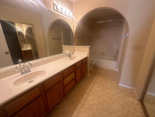 Building Photo - Gilbert home with community pool.